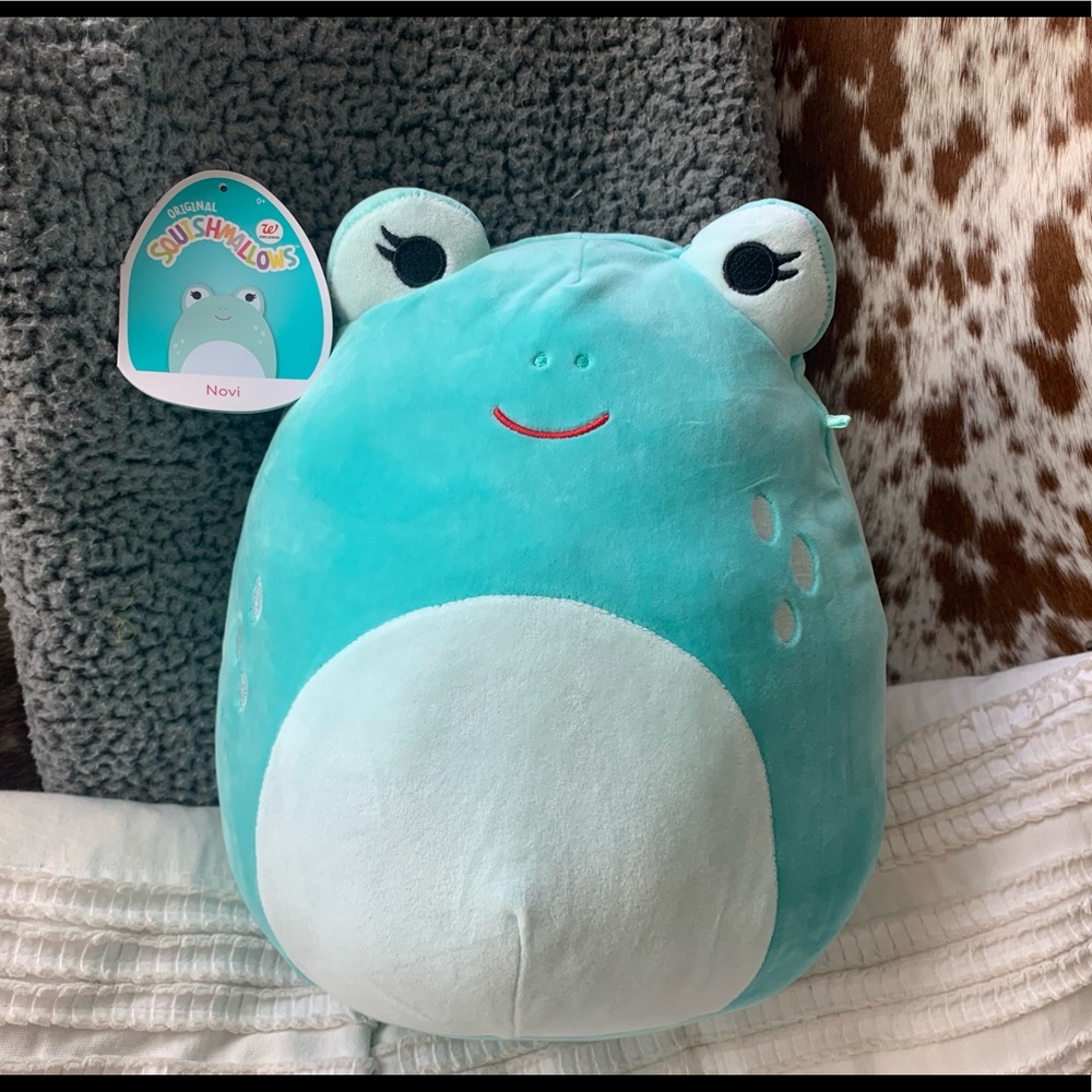 Walgreens exclusive Novi the frog squishmellow. With tag. Super clean.